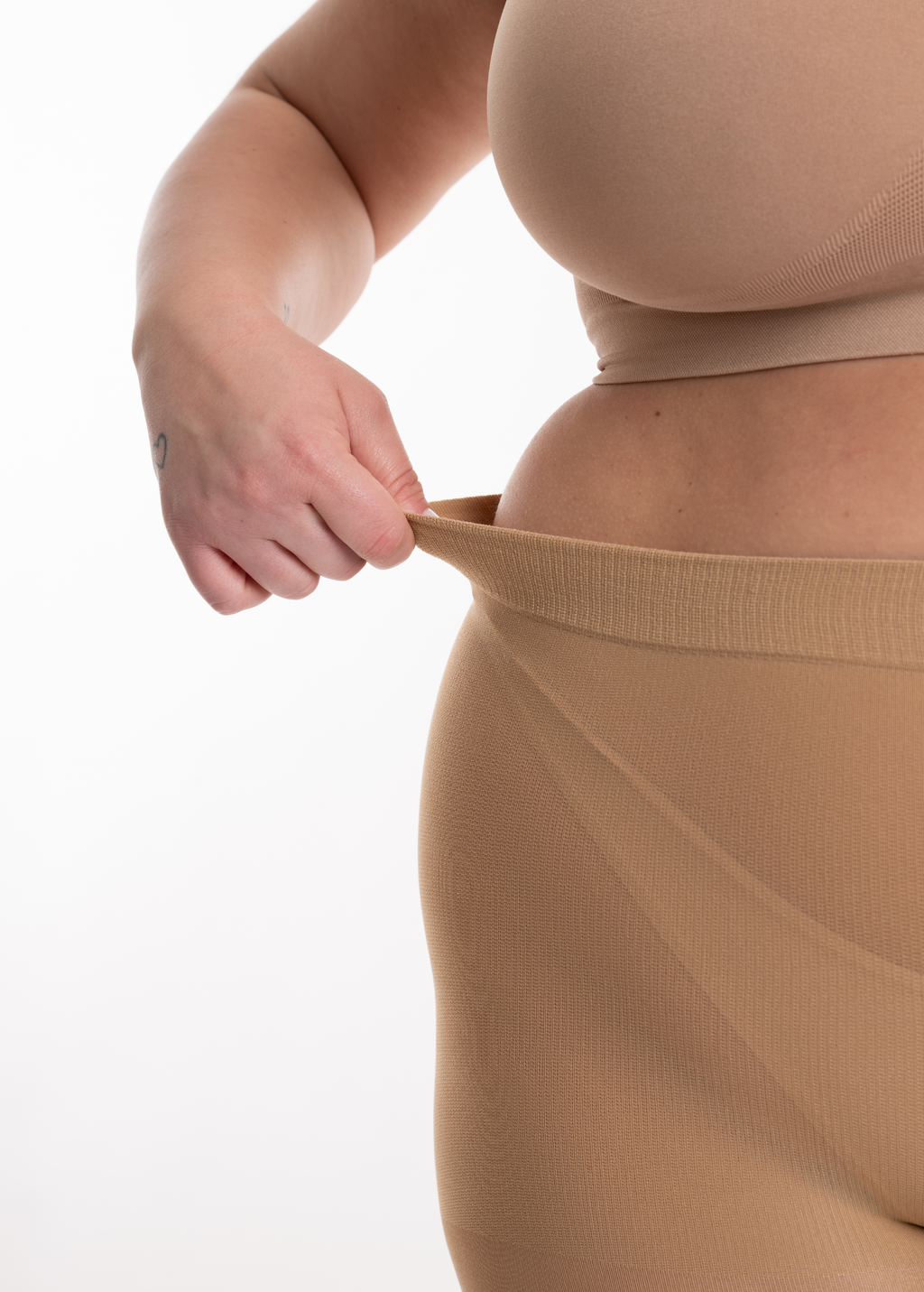 Dettaglio Elasticità Antisfregamento Supermatte Recycled 90 DEN Nude Curvy | Leela Lab