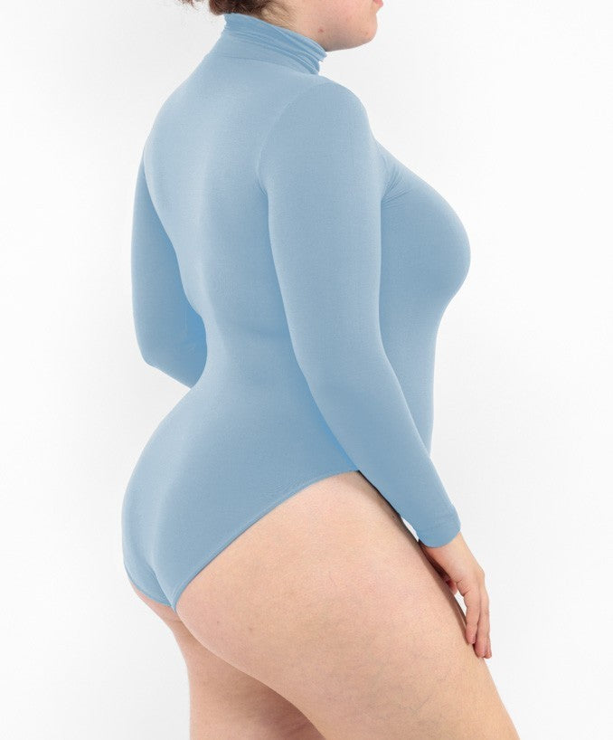 Dettaglio Body Manica Lunga Dolcevita Blu Desaturato Curvy Taglie Forti | Leela Lab