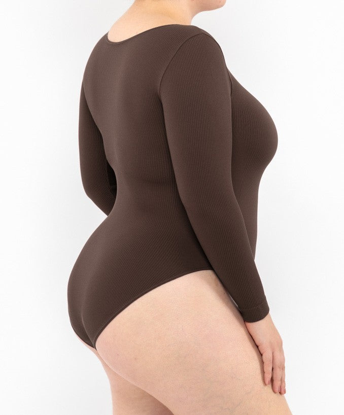 Dettaglio Tessuto Costina Body Manica Lunga Caffè Curvy | Leela Lab