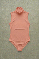 Body Dolcevita Senza Maniche Corallo Curvy per Taglie Forti | Leela Lab