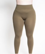 Dettaglio Leggings Push-up Military Olive Curvy per Taglie Forti | Leela Lab